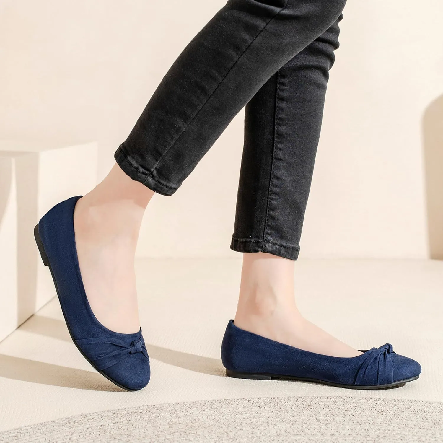Veittes Women's Wide Width Flat Shoes, Classic Soft Round Toe Design Ballet Flats.